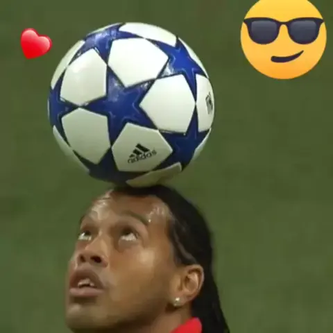 Ronaldinho Ga Cho Um Jogador Fenomenal E Al M De Jogar Futebol Faz