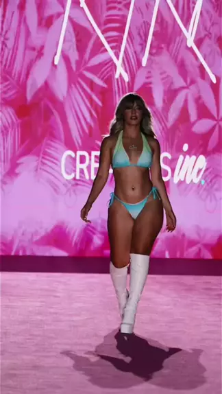 cris svlfw369 . udio original criado por cris. Minha caminhada melhorou muuuito desde o primeiro desfile que fiz miamiswimweek modeling bikini fakebody